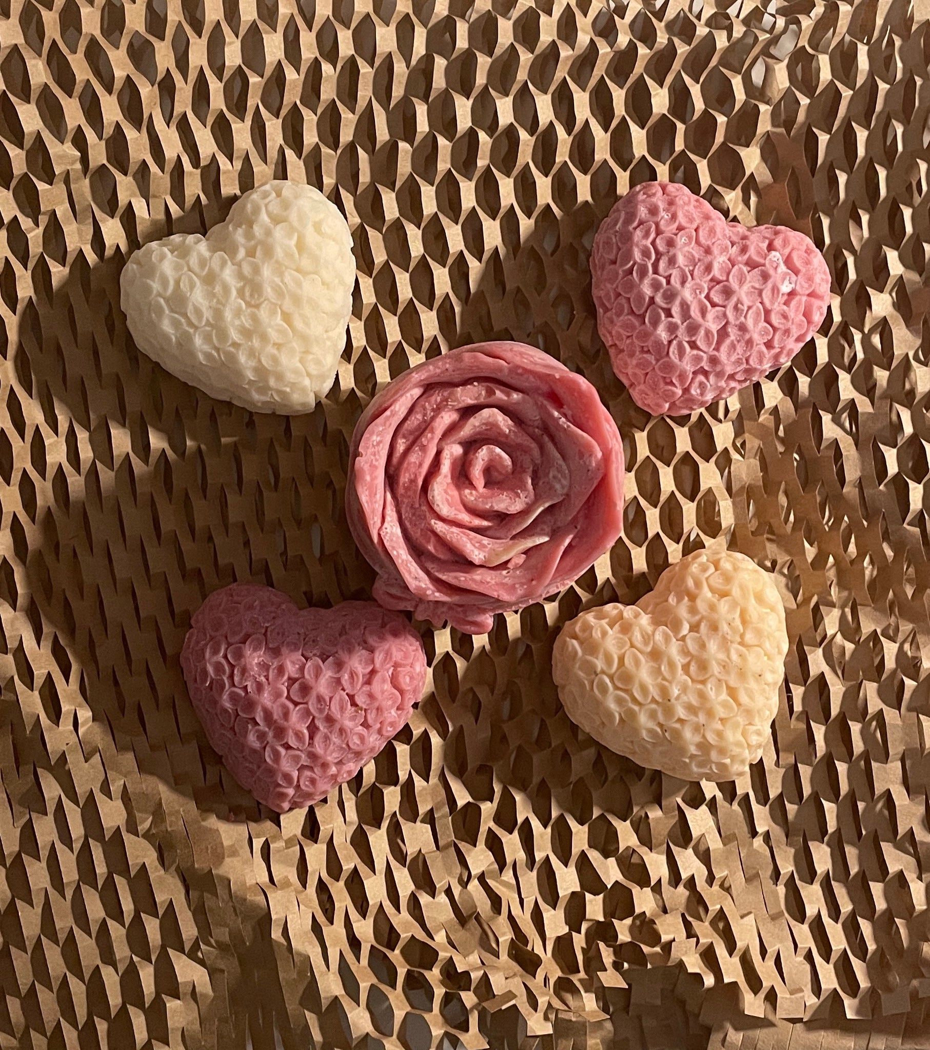 Valentine's Day Selection: Rosey Candle and 4 Heart-shaped Wax Melt - AtelierCMXII